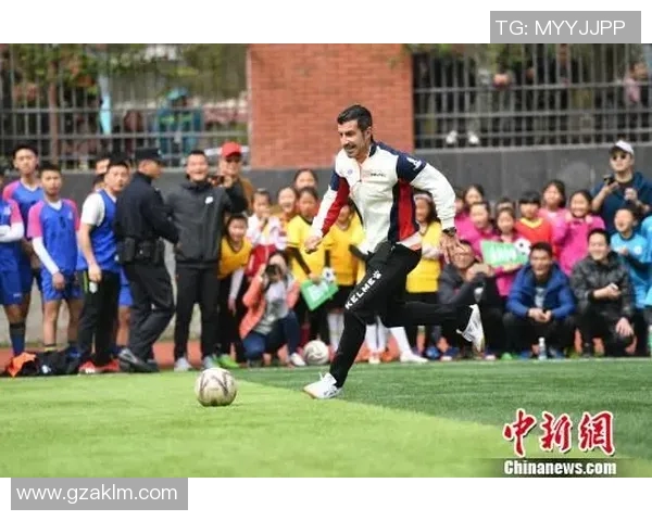 足球球星走进校园陪伴儿童共享绿茵梦想时光